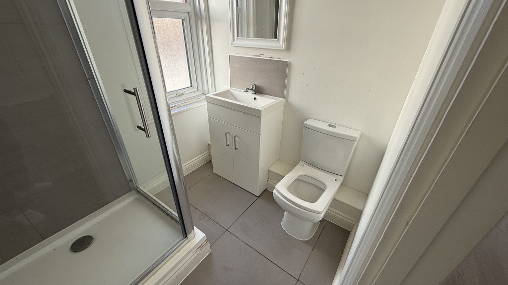 Lot: 185 - VACANT SELF-CONTAINED STUDIO/BEDSIT - Internal image of shower room